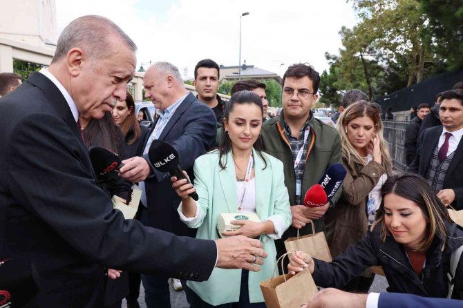 Cumhurbaşkanı Erdoğan, Basın Mensuplarına Kandil Simidi İkram Etti
