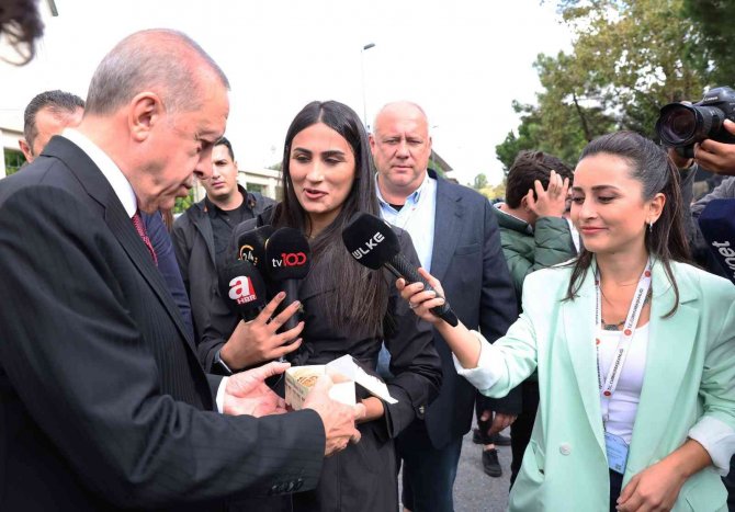Cumhurbaşkanı Erdoğan, Basın Mensuplarına Kandil Simidi İkram Etti