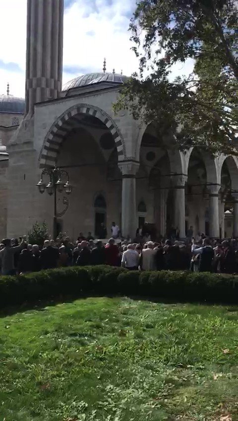 Amasya’da Cami Çıkışı Yuhalanan Ahmet Davutoğlu Sokakta Vatandaşla Tartıştı