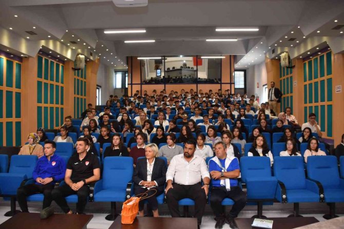 Amatör Sporun Öğrencilerin Gelişimindeki Rolü Dostek’te Konuşuldu