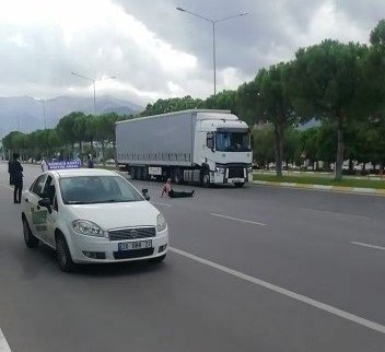 Akan Trafikte Yola Yatan Avukat, Kendisine Yardım Etmek İsteyen Kadına Dehşeti Yaşattı