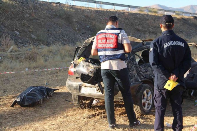 Elazığ’da Otomobil Şarampole Yuvarlandı: 1 Ölü, 2’si Ağır 3 Yaralı