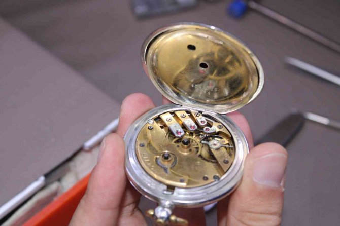 1860’lı Yıllardan Kalma İ̇sviçre Marka Köstekli Saat Nostaljiseverlerin Beğenisi Topluyor