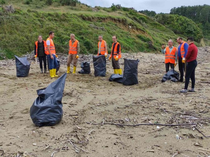 Sinop’ta Plajdan Temizlenen Çöpler Geri Dönüşümde Değerlendirildi