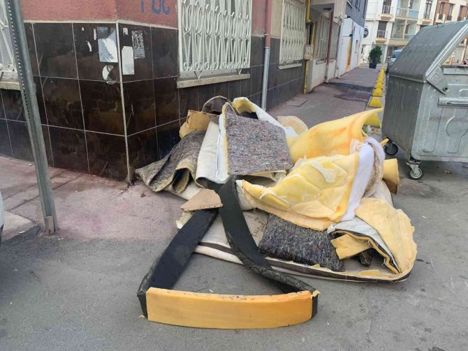 Çöp Konteynırına Atılan Eşya Parçaları Tüm Sokağı Kapladı