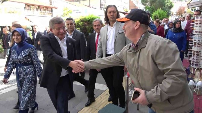 Amasya’da Cami Çıkışı Yuhalanan Ahmet Davutoğlu Sokakta Vatandaşla Tartıştı