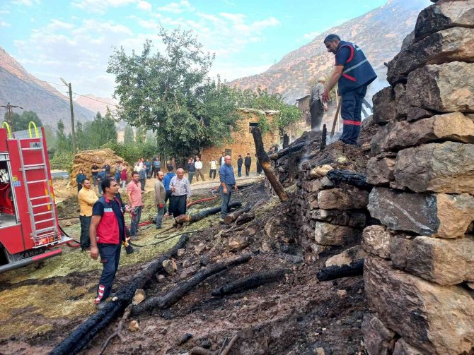 Hakkari’de 15 Ton Saman Ve 250 Bağ Ot Yandı