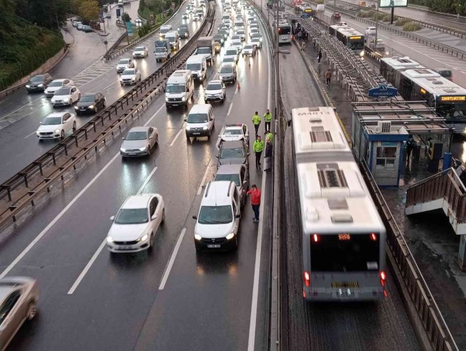 İ̇stanbul’da Sağanak Yağış Yoğun Trafiğe Sebep Olurken Yağışla Beraber Ortaya Çıkan Gökkuşağı Kartpostallık Manzara Oluşturdu