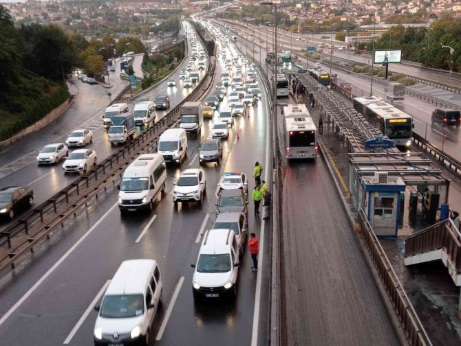 İ̇stanbul’da Sağanak Yağış Yoğun Trafiğe Sebep Olurken Yağışla Beraber Ortaya Çıkan Gökkuşağı Kartpostallık Manzara Oluşturdu