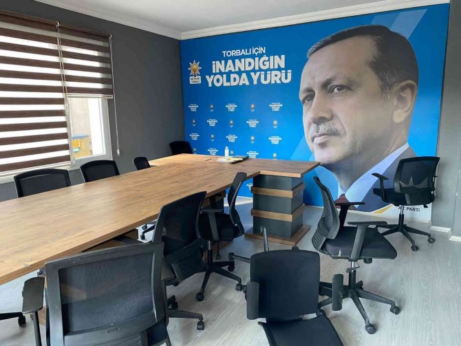 İ̇zmir’de Ak Parti Bürosuna Saldırı
