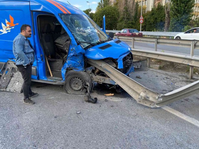 Kadıköy’de Kargo Aracı Bariyerlere Ok Gibi Saplandı, Bariyer Kasadan Çıktı
