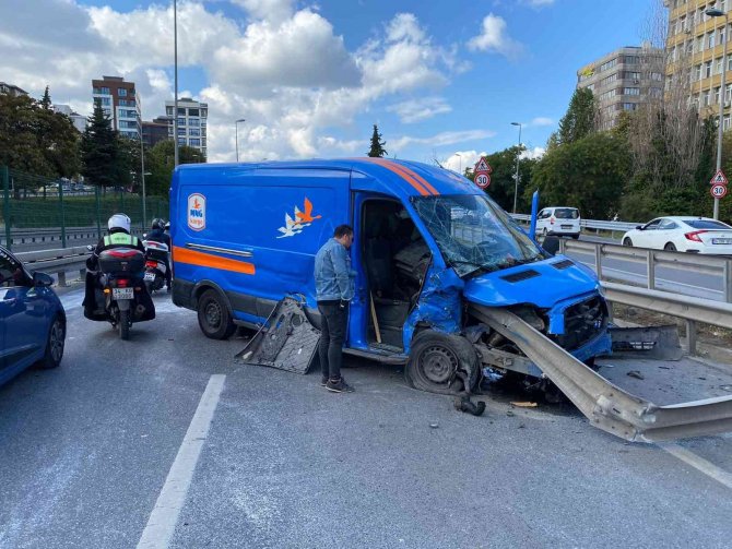 Kadıköy’de Kargo Aracı Bariyerlere Ok Gibi Saplandı, Bariyer Kasadan Çıktı