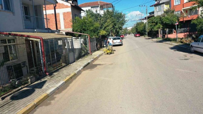 Kartepe’de Bordür Taşları Boyanıyor