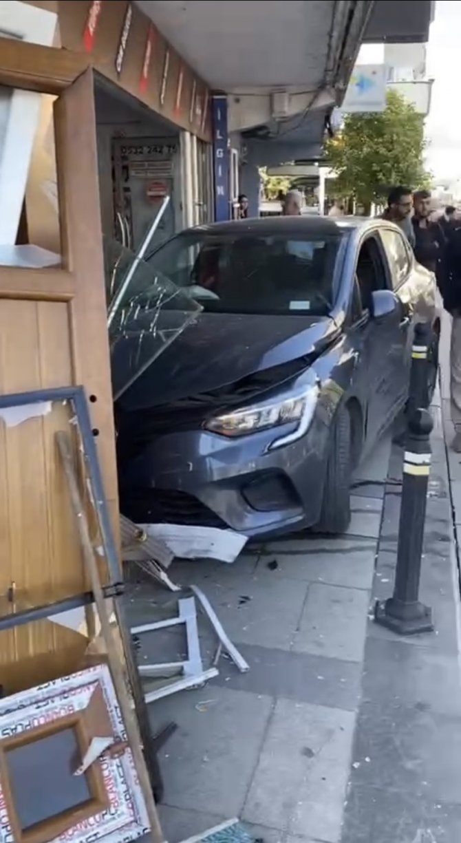 Ümraniye’de, Virajı Alamayan Otomobil Dükkana Daldı