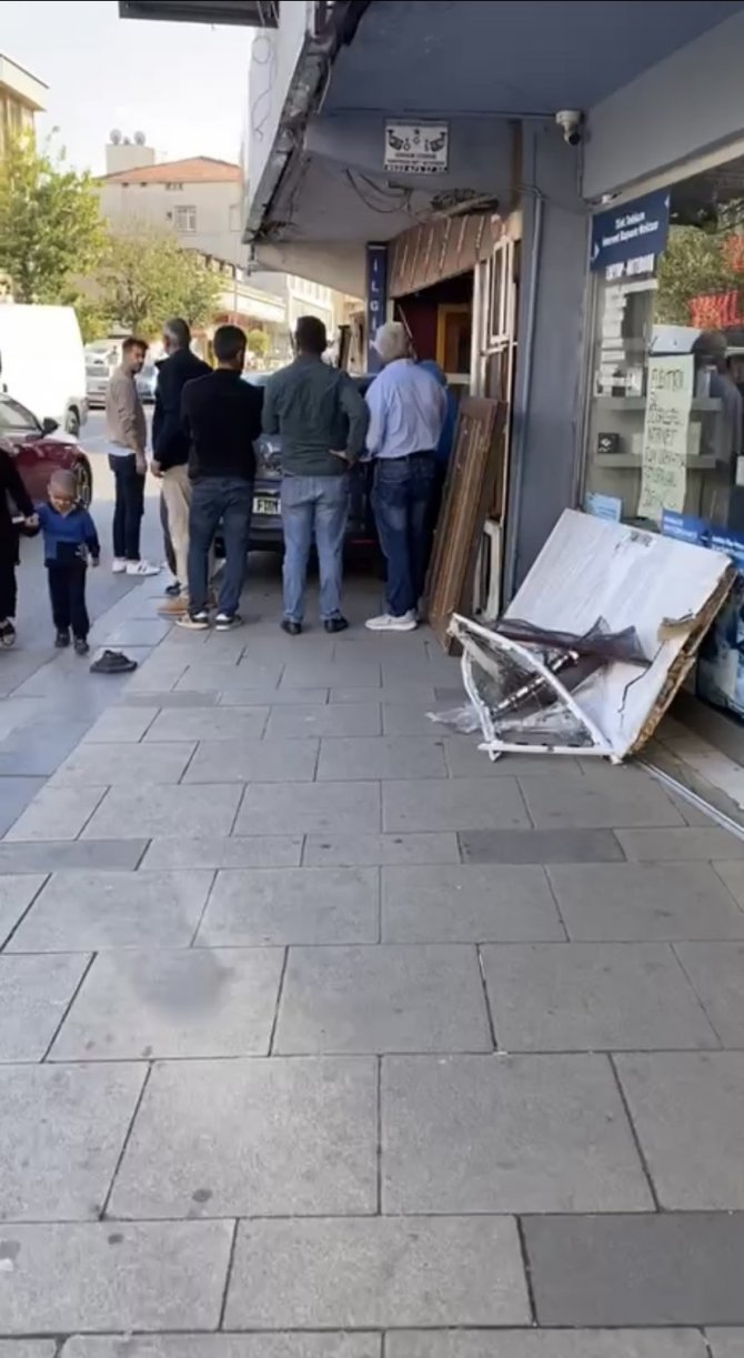 Ümraniye’de, Virajı Alamayan Otomobil Dükkana Daldı