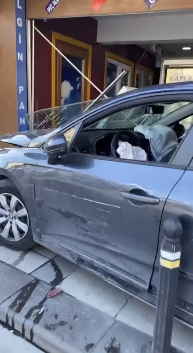 Ümraniye’de, Virajı Alamayan Otomobil Dükkana Daldı