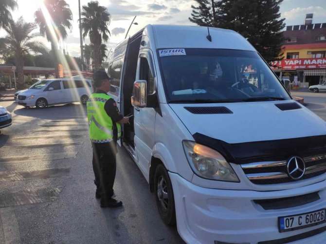 Kemer’de Okul Servisleri Denetlendi