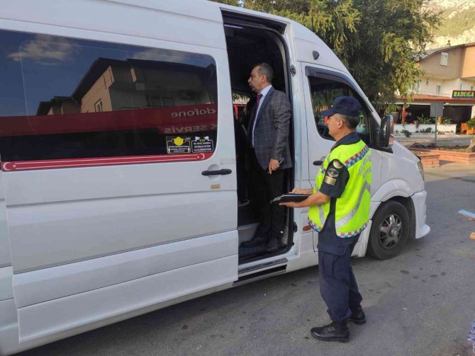 Kemer’de Okul Servisleri Denetlendi