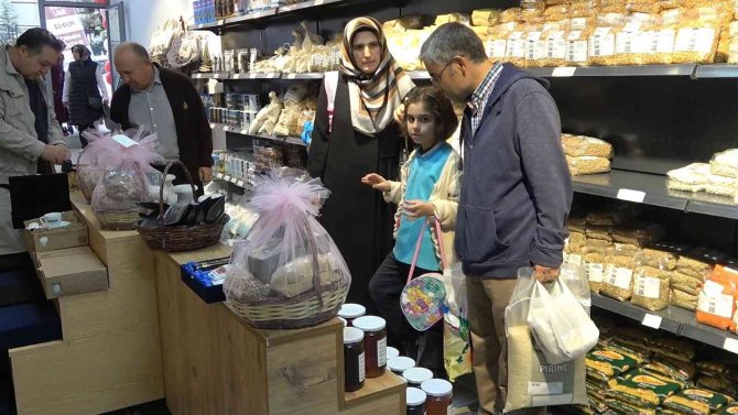 Çiftçiler Üretiyor, Valilik Satıyor: İ̇ndirimli Markete Vatandaşlardan Yoğun İlgi