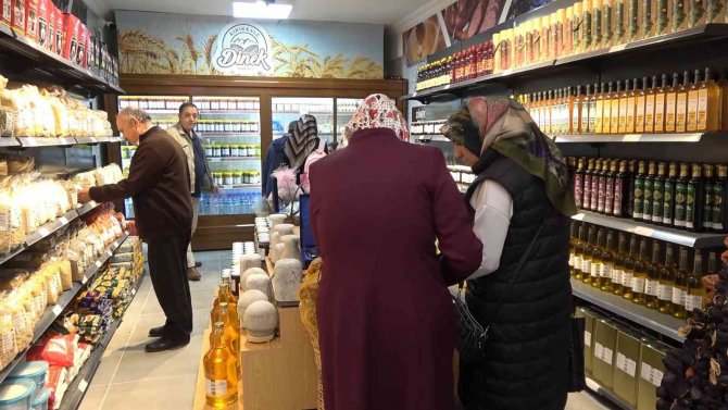 Çiftçiler Üretiyor, Valilik Satıyor: İ̇ndirimli Markete Vatandaşlardan Yoğun İlgi