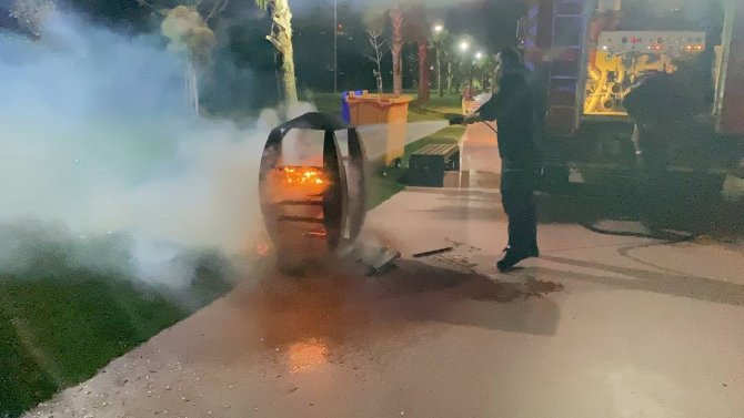 Sahildeki Çöp Konteynerini Ateşe Verdiler