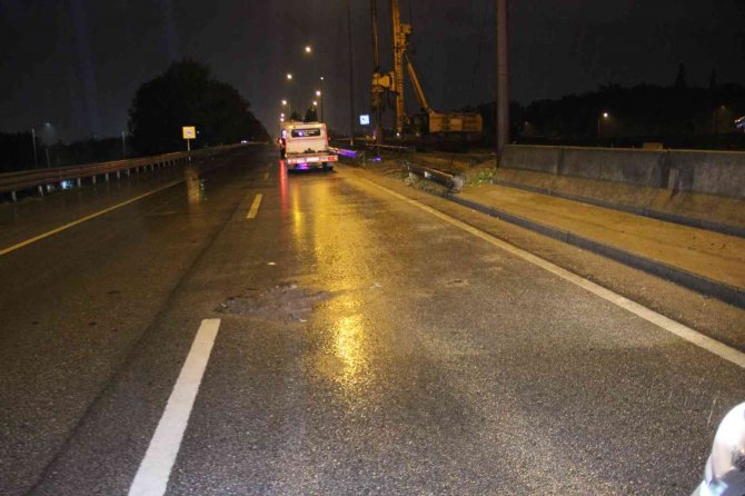 Kayganlaşan Yolda Direksiyon Hakimiyetini Kaybeden Motosikletli Bariyerlere Çarptı: 2 Yaralı