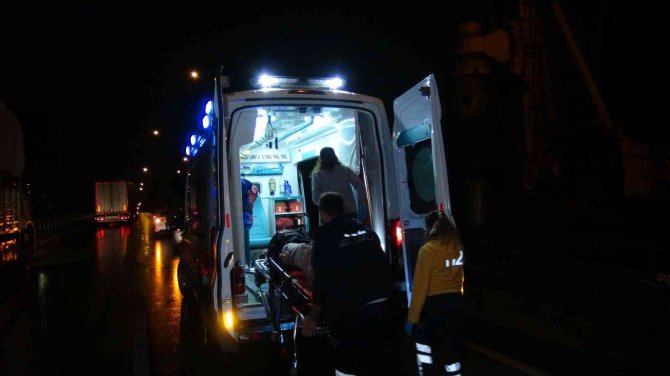 Kayganlaşan Yolda Direksiyon Hakimiyetini Kaybeden Motosikletli Bariyerlere Çarptı: 2 Yaralı