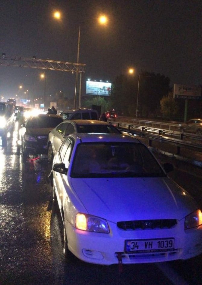 5 Araç Zincirleme Kazaya Karıştı: 6 Yaralı