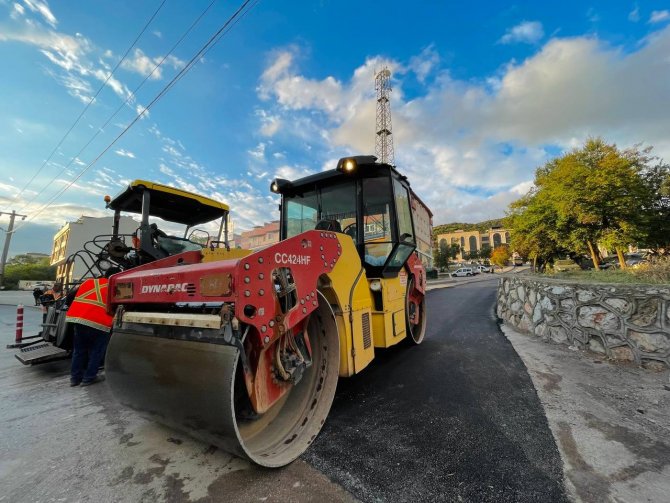 Oramiral Orhan Karabulut Caddesi’ne 300 Ton Asfalt