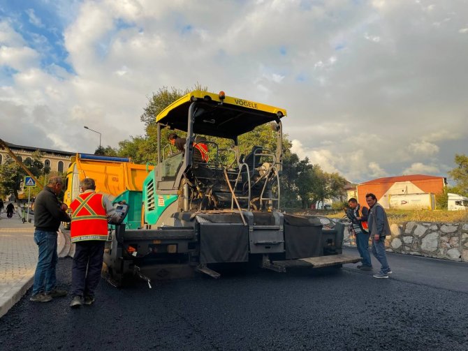 Oramiral Orhan Karabulut Caddesi’ne 300 Ton Asfalt