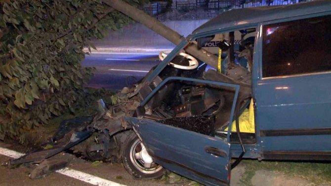 Küçükçekmece’de Kontrolden Çıkan Otomobil Ağaca Saplandı: 3 Yaralı