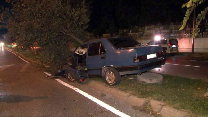 Küçükçekmece’de Kontrolden Çıkan Otomobil Ağaca Saplandı: 3 Yaralı