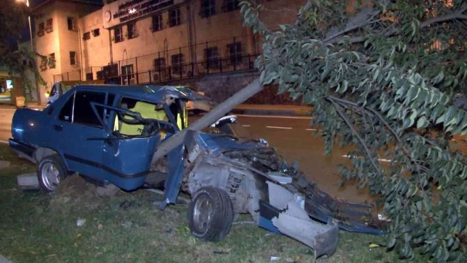 Küçükçekmece’de Kontrolden Çıkan Otomobil Ağaca Saplandı: 3 Yaralı