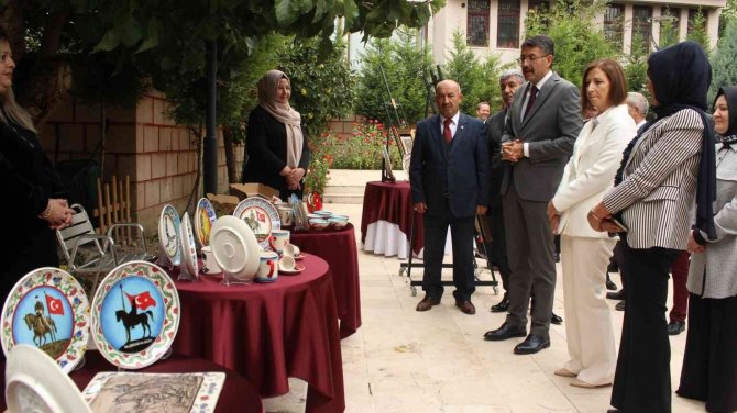 ’Kütahya Çinisinde Büyük Zafer’in 100. Yılı Sergisi’ Açıldı