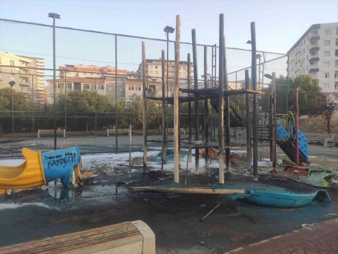 Mardin’de Çocuk Parkındaki Oyun Grubunu Yaktılar