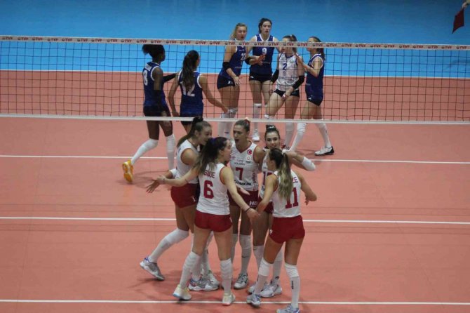 Manisa’da Voleybol Şöleni Başladı