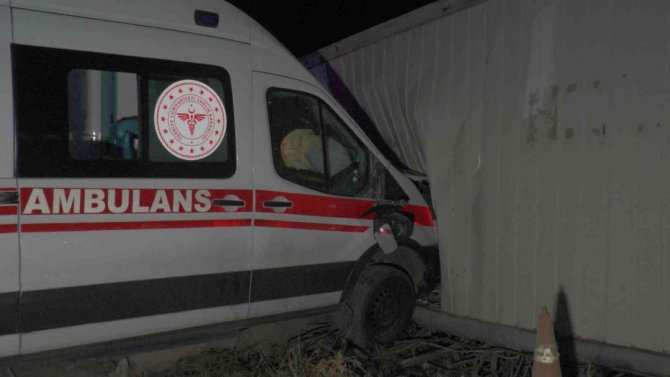 İ̇çerisinde Hasta Ve Sağlık Personeli Olan Ambulansı Kaçırdı