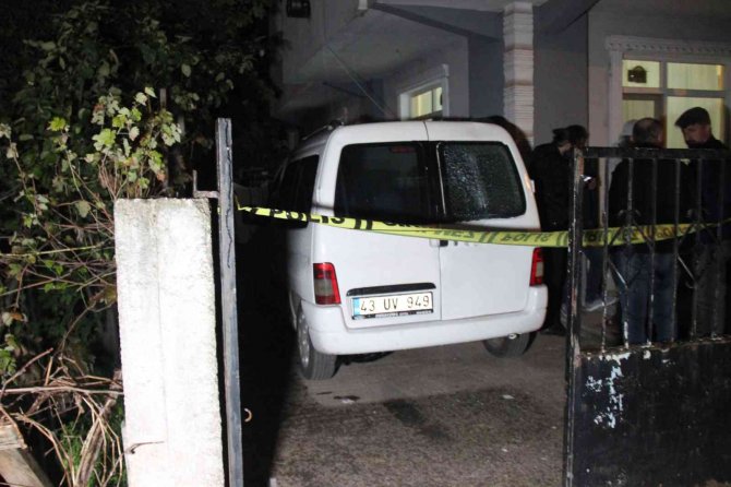 Evin Bahçesinde Bulunan Aracı Kundaklayıp Kayıplara Karıştılar