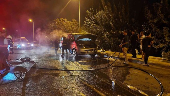 Araçlarının Yandığını Görünce Sinir Krizi Geçirdiler