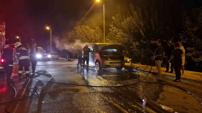 Araçlarının Yandığını Görünce Sinir Krizi Geçirdiler