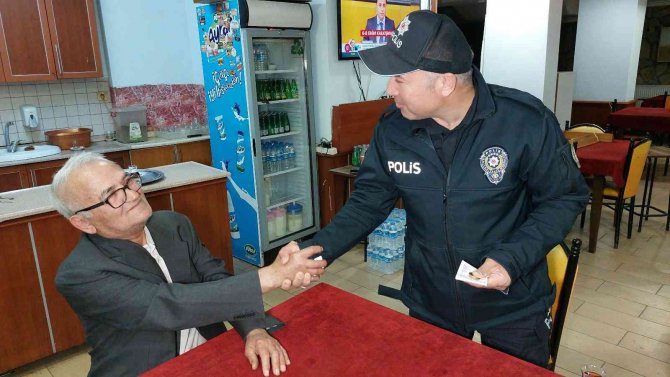 Hastane Bahçesinde Bulduğu Parayı Polise Teslim Etti