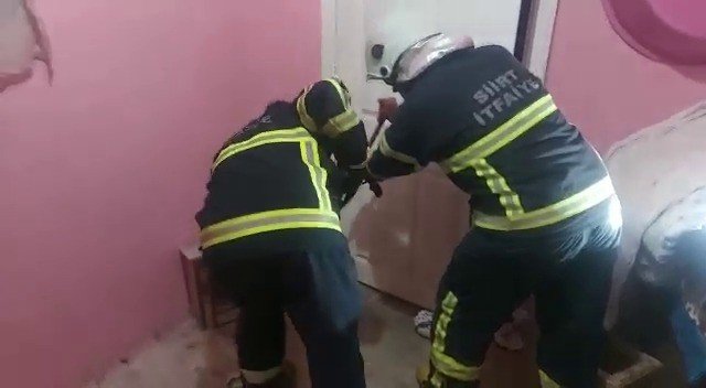 Siirt’te Eve Giren Yılanı İtfaiye Ekipleri Çıkardı