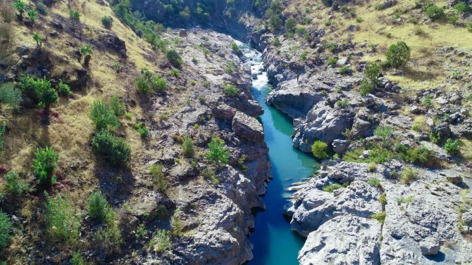 Şırnak’ta Gezicilerin Keşfettiği Doğa Harikası Kanyon, Turizme Kazandırılmayı Bekliyor