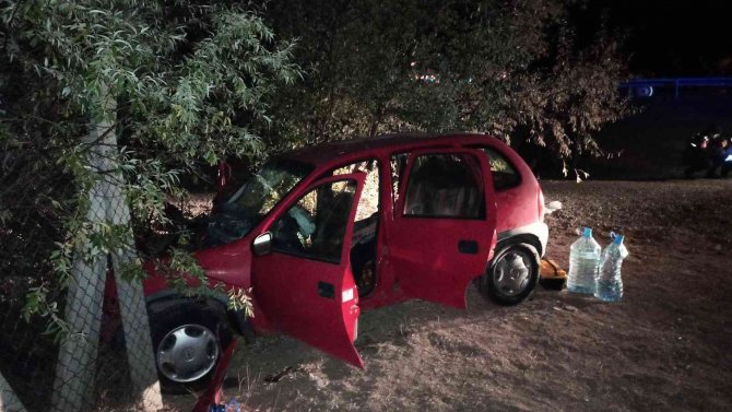 Traktöre Çarparak Yoldan Çıktı: 3’ü Ağır 6 Yaralı