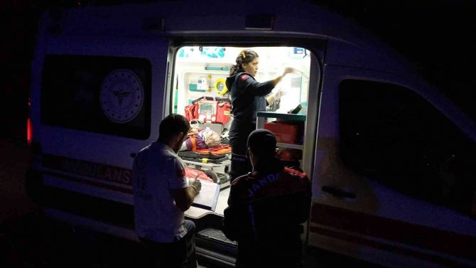 Traktöre Çarparak Yoldan Çıktı: 3’ü Ağır 6 Yaralı