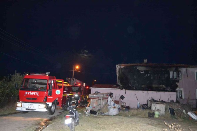 Garajdaki Lpg’li Otomobil Ve Ev Alev Topuna Döndü