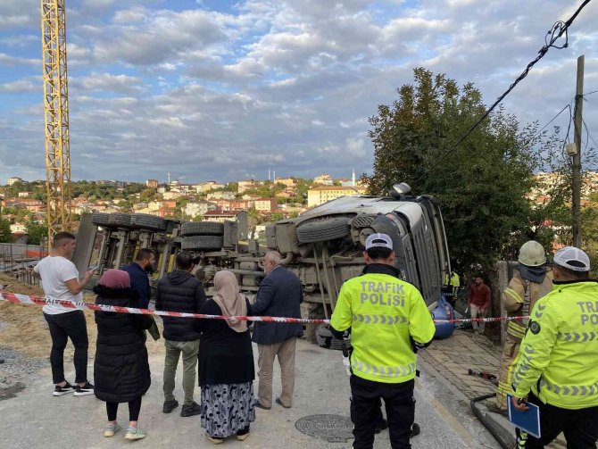Üsküdar’da Toprak Dökümü Yapan Hafriyat Kamyonu Devrildi