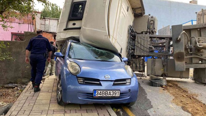 Üsküdar’da Toprak Dökümü Yapan Hafriyat Kamyonu Devrildi