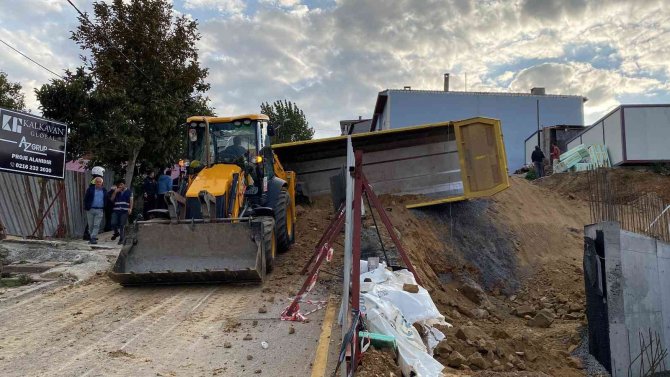 Üsküdar’da Toprak Dökümü Yapan Hafriyat Kamyonu Devrildi