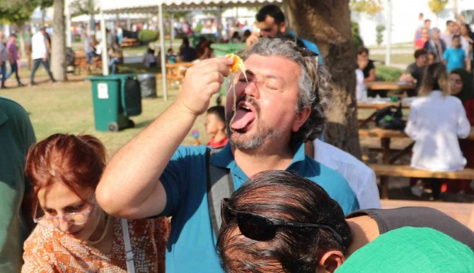 Künefenin İçerisindeki Altını Bulmak İçin Kıyasıya Yarıştılar